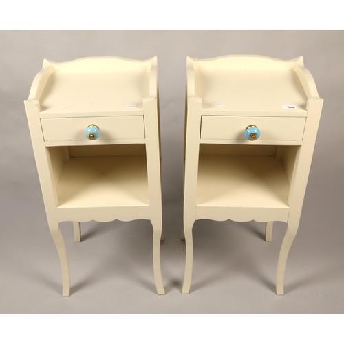 500 - Pair of cream  bedside cabinets  with fitted drawers(2)