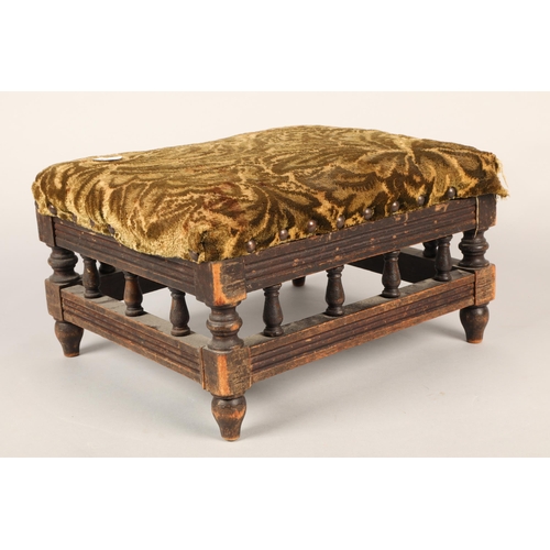 523 - foot stool with bobbin rail, 31cm long