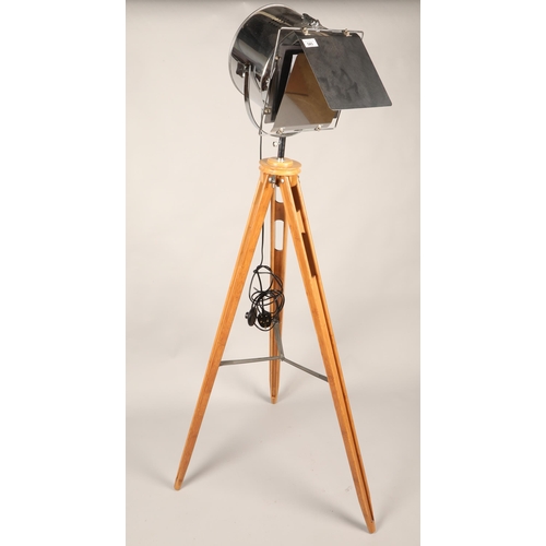 543 - Tripod chrome and pine stage lamp, 158 cm high