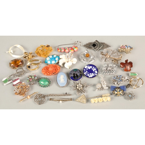 122 - Assortment of vintage brooches