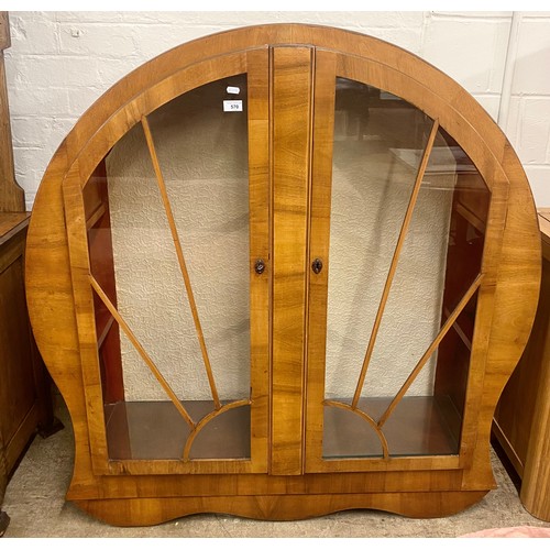 570 - Art deco veneered display cabinet with glass doors, H approx. 130cm, W approx. 120cm, D. approx. 30c... 