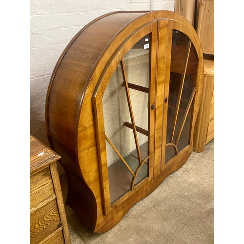 570 - Art deco veneered display cabinet with glass doors, H approx. 130cm, W approx. 120cm, D. approx. 30c... 