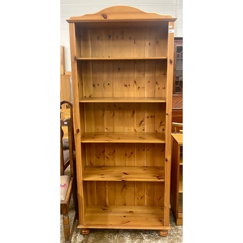 586 - Contemporary five-tier oak bookcase, H 182cm, W 77cm, D 29.5cm