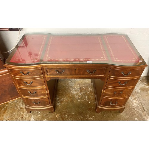 557 - Red leather topped mahogany pedestal desk with glass preserve,58cm x 77cm x 118cm