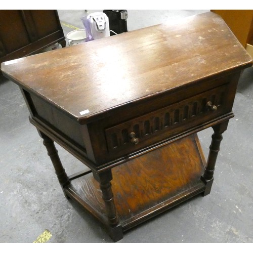 511 - Oak side table with a drawer.