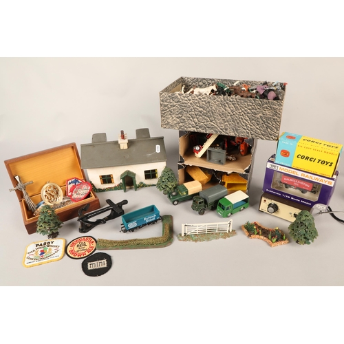 383 - Assorted model railway accessories 