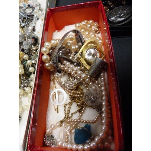 200 - Costume jewellery to include brooches, necklaces, synthetic pearls, cameo-type pendant etc., also fa... 