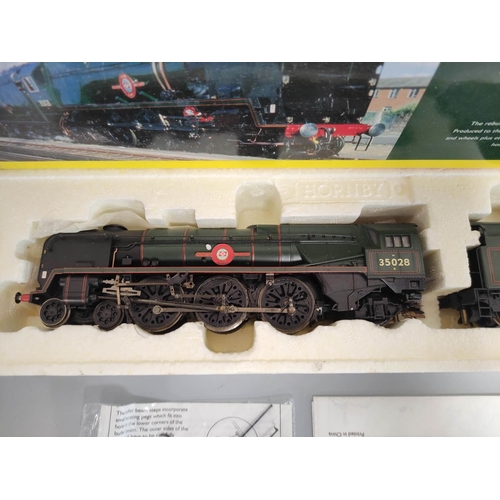 157 - Hornby Railways. BR Merchant Navy Class 4-6-2 locomotive and tender no 35028 'Clan Line' in green li... 