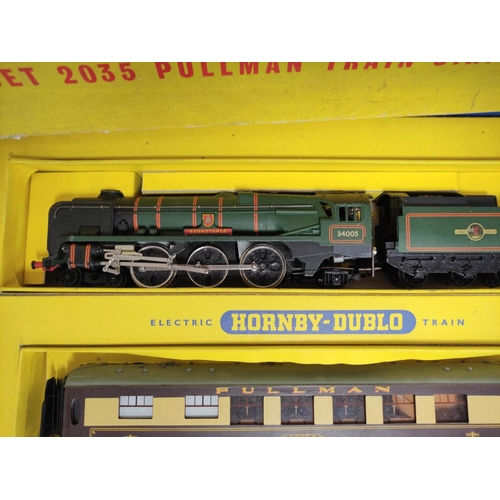 160 - Hornby Dublo. 00 gauge 2035 2-rail Pullman Passenger train set with 'Barnstaple' loco and Pullman ca... 