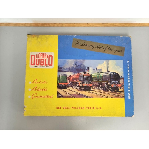 160 - Hornby Dublo. 00 gauge 2035 2-rail Pullman Passenger train set with 'Barnstaple' loco and Pullman ca... 