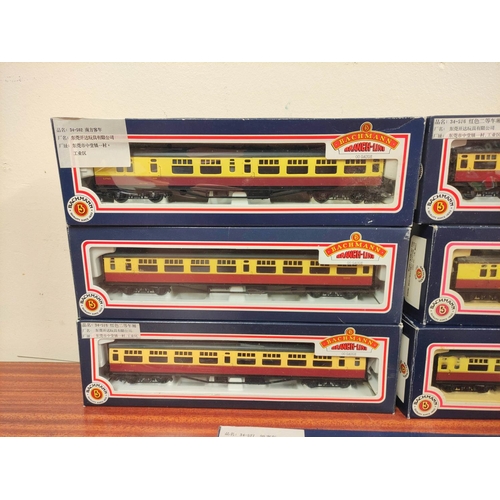 161 - Bachmann Branchline. Seven 00 gauge rolling stock 63' Bulleid corridor coaches in crimson and cream ... 