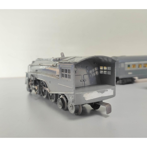 170 - Lionel. 0 gauge Dreyfuss J3 Hudson locomotive in New York Central grey livery. Also three tenders. (... 