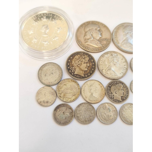 333 - Collection of British and World silver coins to include an 1909 USA 25c, 1947 Philippines 50 centavo... 