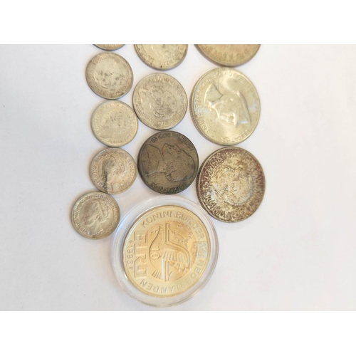 333 - Collection of British and World silver coins to include an 1909 USA 25c, 1947 Philippines 50 centavo... 