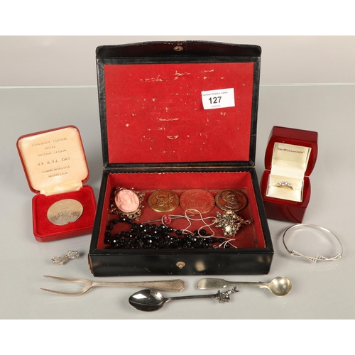 127 - Quantity of jewellery including bracelet, ring, coins, 10000 Deutsch Mark, 1923 , VE 7 VJ day commem... 