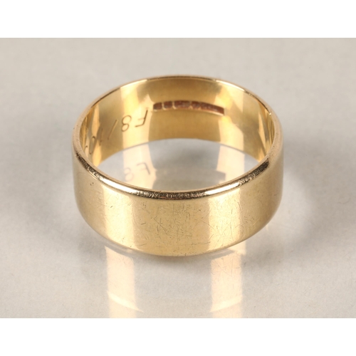 85 - 9 ct yellow gold band, 5 grams 