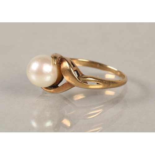 99 - Yellow metal ring with pearl, size G/H