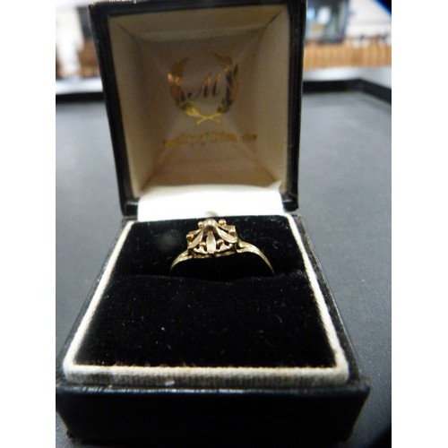 206 - 9ct gold lady's ring, 0.96g, and a sterling silver luckenbooth brooch, boxed.  (2)