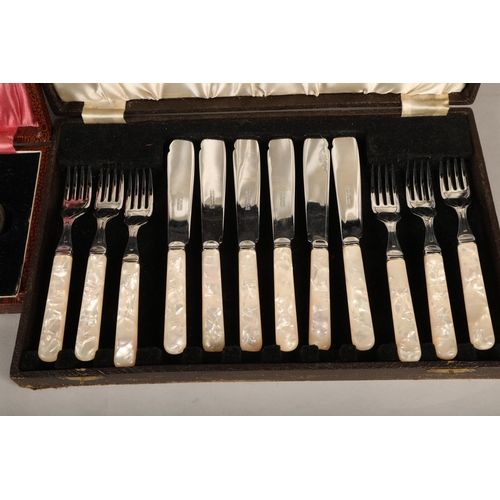 297 - Canteen of fish cutlery and boxed carving set