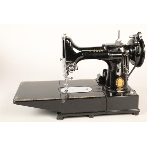 477 - Box vintage Singer sewing machine