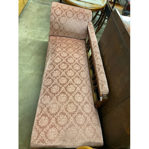 569 - Chaise longue with pink upholstery, H approx. 75cm, W approx. 165cm, D approx. 62cm