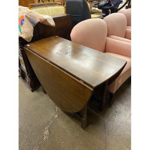 629 - Oak gate leg drop leaf table.