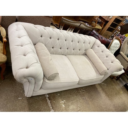 605 - Chesterfield-style fabric suite with cream upholstery, approx. dimensions: H 65cm, W 190cm, D 85cm