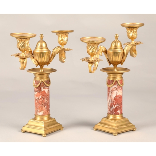 254 - Pair of gilt and marble garnitures, 25 cm high.