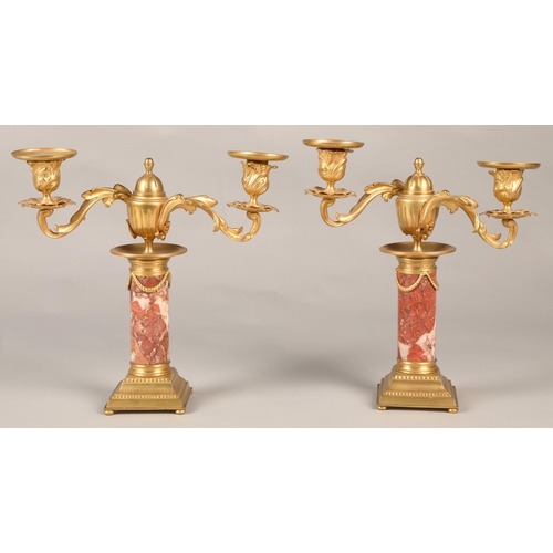 254 - Pair of gilt and marble garnitures, 25 cm high.