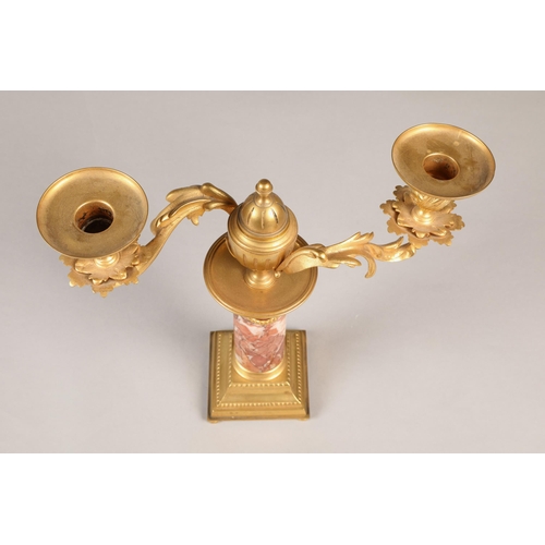 254 - Pair of gilt and marble garnitures, 25 cm high.