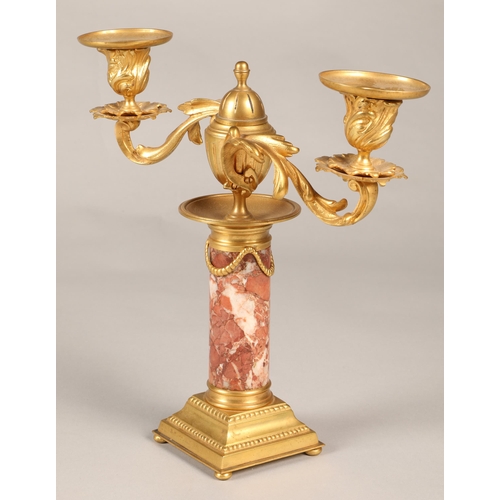 254 - Pair of gilt and marble garnitures, 25 cm high.