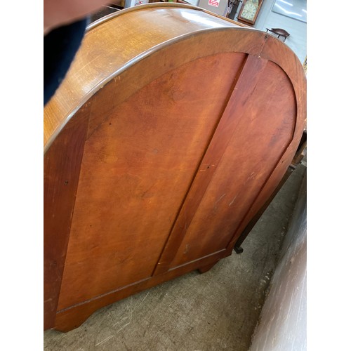 570 - Art deco veneered display cabinet with glass doors, H approx. 130cm, W approx. 120cm, D. approx. 30c... 