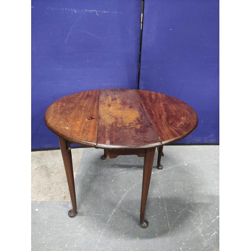 453 - Mid 18th century mahogany table with oval top (one flap possibly replaced) upon tapering circular le... 