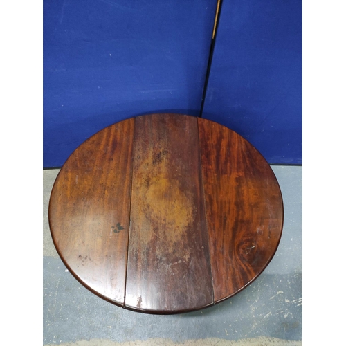 453 - Mid 18th century mahogany table with oval top (one flap possibly replaced) upon tapering circular le... 