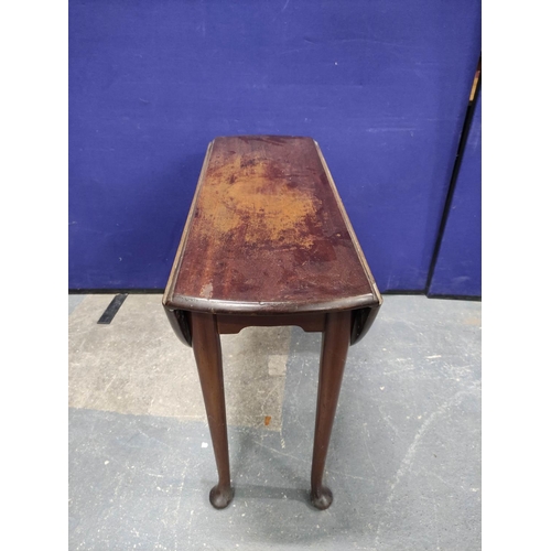 453 - Mid 18th century mahogany table with oval top (one flap possibly replaced) upon tapering circular le... 