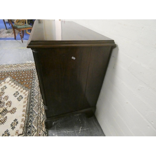 475 - George III mahogany chest of drawers with two small drawers above three long graduated drawers flank... 