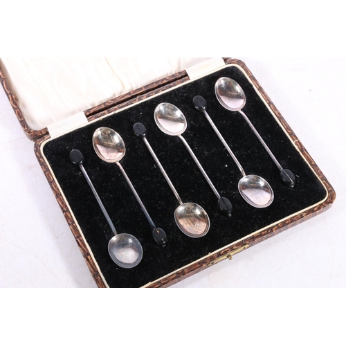 587 - Set of six George V silver coffee spoons with bean terminals in fitted case, Birmingham 1923