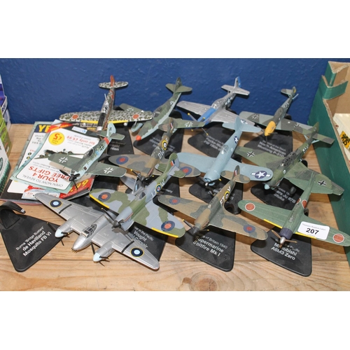 207 - Atlas Editions WWII aeroplane models, no boxes together with a small selection of all world banknote... 