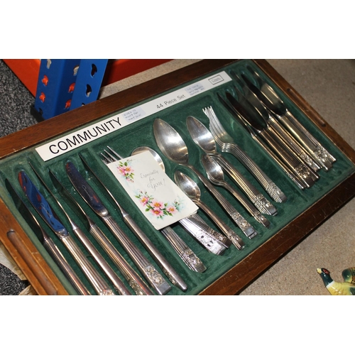 336 - Cased flatware.