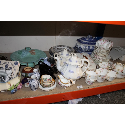 369 - Decorative ceramics to include teaware, a Black and White Scotch Whisky ashtray, etc.