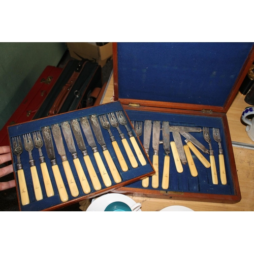 383 - Cased fish knives and forks.