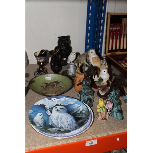 398 - Owl models, collectors' plates, dolphin models, etc.