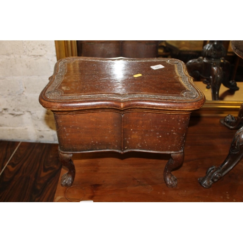 627 - Oak sewing box, raised on claw feet.