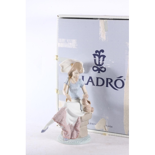 158 - Lladro porcelain figurine 7612 Picture Perfect (Descanso En El Paseo), 22cm tall, boxed.