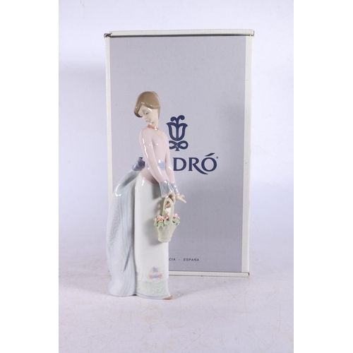 172 - Lladro porcelain figurine 07622 Basket of Love (Flores De Mi Jardin), 25cm tall, boxed.