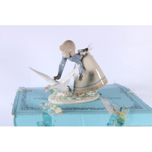 174 - Lladro porcelain figurine 5553 Wild Goose Chase, 15cm tall, boxed.