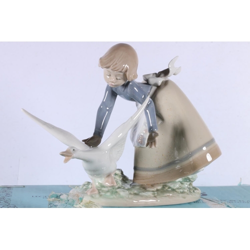 174 - Lladro porcelain figurine 5553 Wild Goose Chase, 15cm tall, boxed.