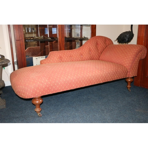 664 - Pink upholstered chaise longue on castors.