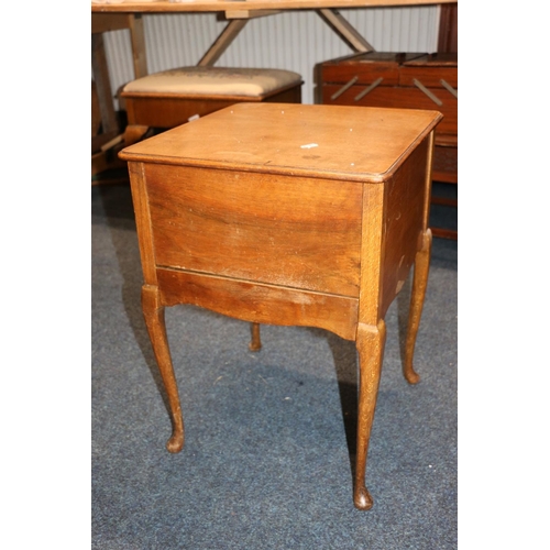 675 - Sewing table/box.