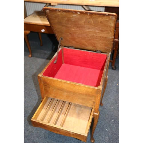 675 - Sewing table/box.